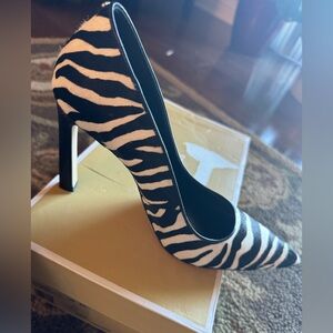 MICHAEL KORS  Sz 9 NEW
Amara Zebra Print Calf Hair Pump